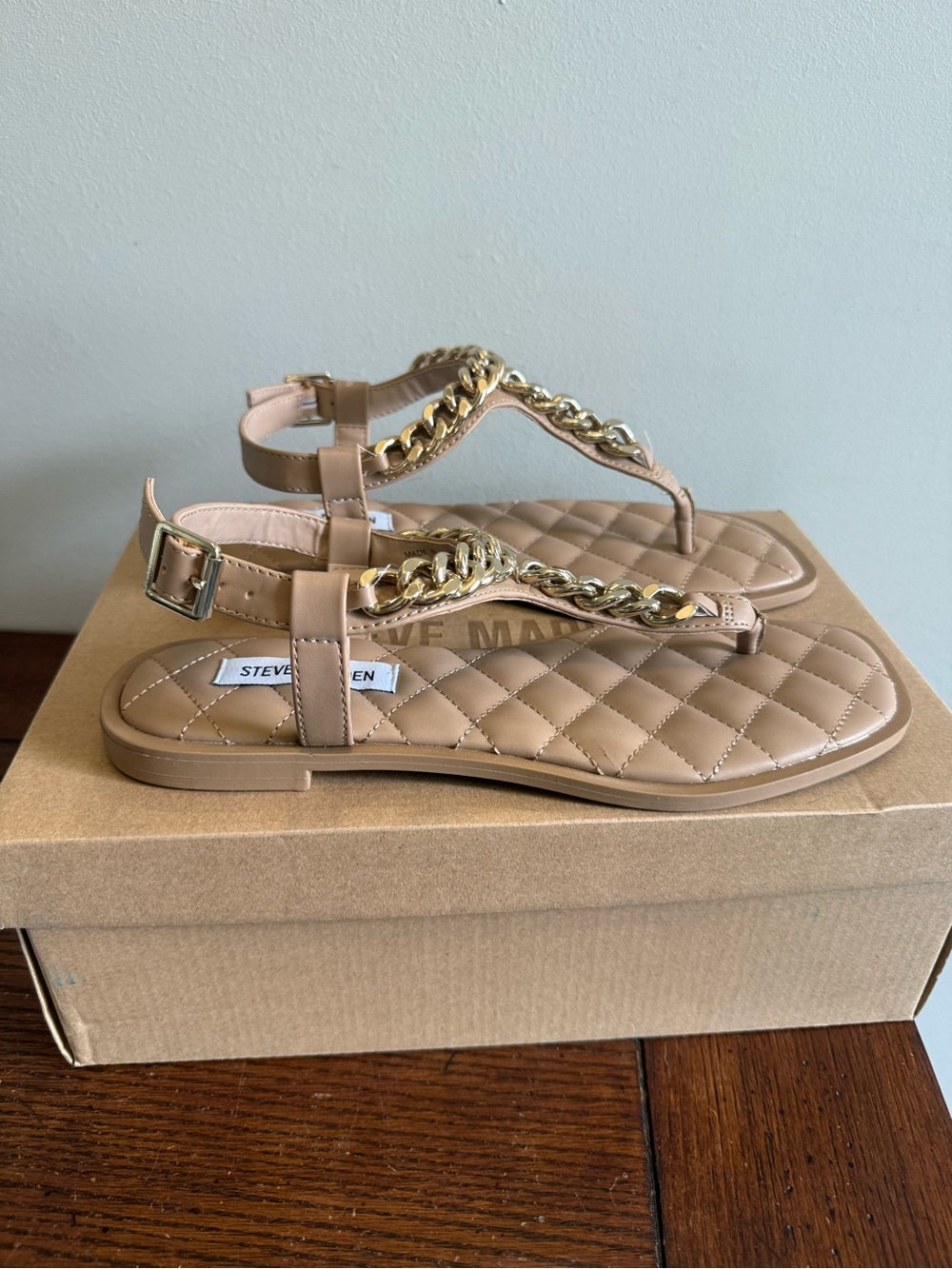 Steve Madden Unlock‎ Nude Beige Quilted Gold Chain T-Strap Sandals NEW